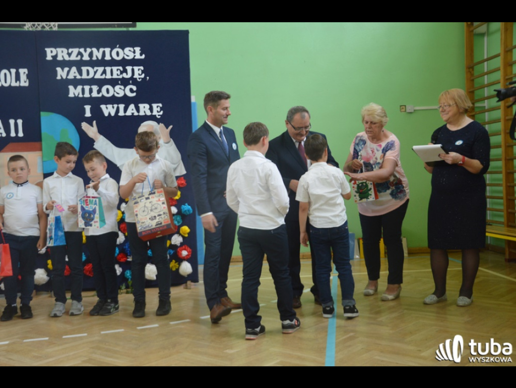 Dumni ze swego patrona. Szkoła Podstawowa w Leszczydole-Nowinach od 20 lat z Janem Pawłem II
