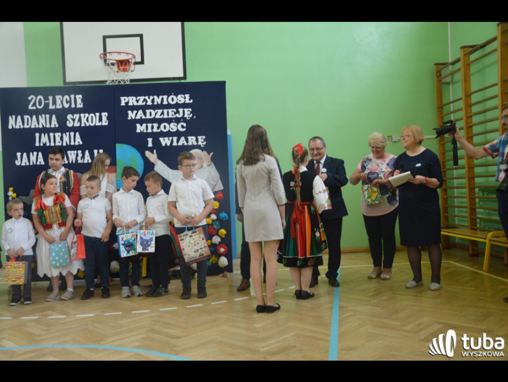 Dumni ze swego patrona. Szkoła Podstawowa w Leszczydole-Nowinach od 20 lat z Janem Pawłem II