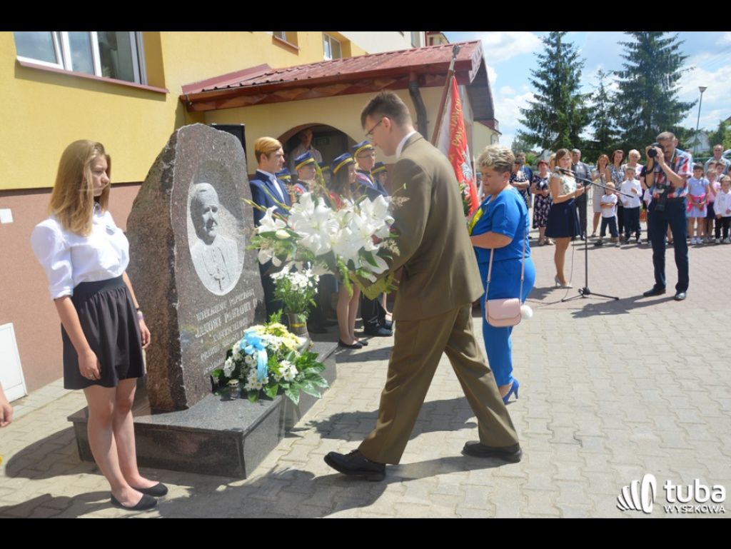 Dumni ze swego patrona. Szkoła Podstawowa w Leszczydole-Nowinach od 20 lat z Janem Pawłem II
