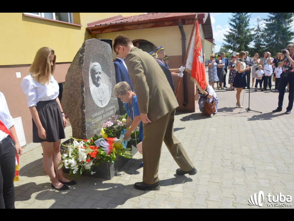 Dumni ze swego patrona. Szkoła Podstawowa w Leszczydole-Nowinach od 20 lat z Janem Pawłem II