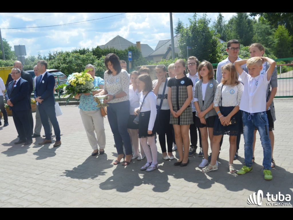 Dumni ze swego patrona. Szkoła Podstawowa w Leszczydole-Nowinach od 20 lat z Janem Pawłem II