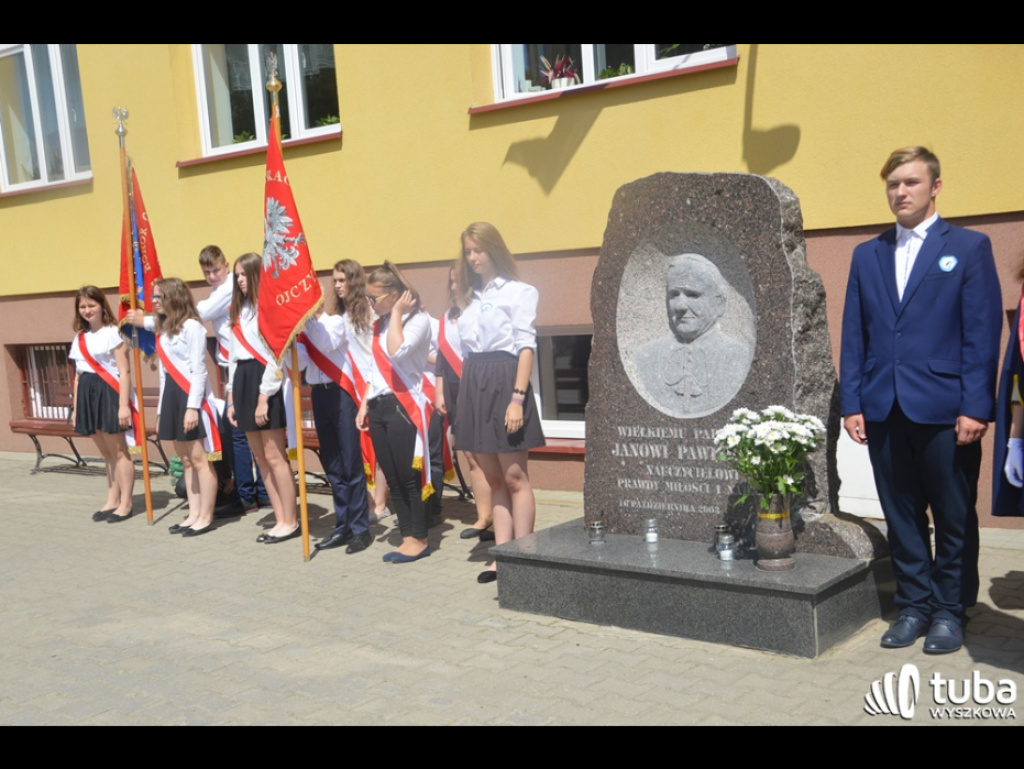 Dumni ze swego patrona. Szkoła Podstawowa w Leszczydole-Nowinach od 20 lat z Janem Pawłem II