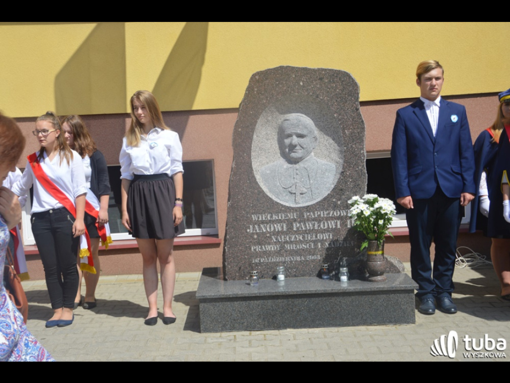 Dumni ze swego patrona. Szkoła Podstawowa w Leszczydole-Nowinach od 20 lat z Janem Pawłem II