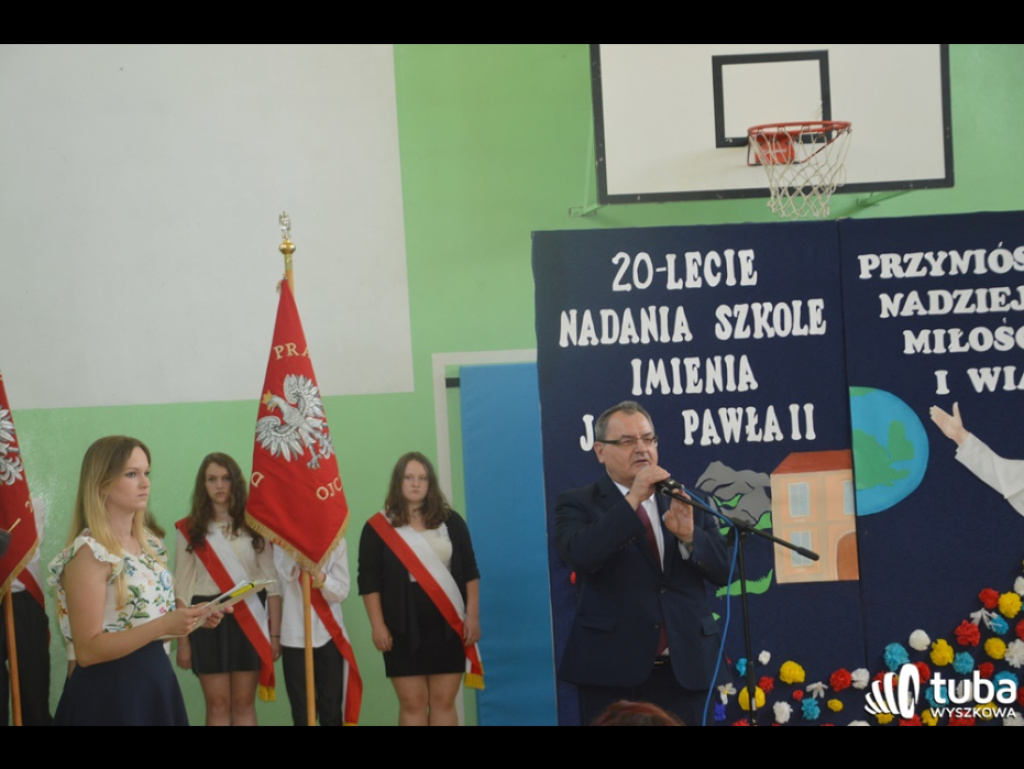 Dumni ze swego patrona. Szkoła Podstawowa w Leszczydole-Nowinach od 20 lat z Janem Pawłem II