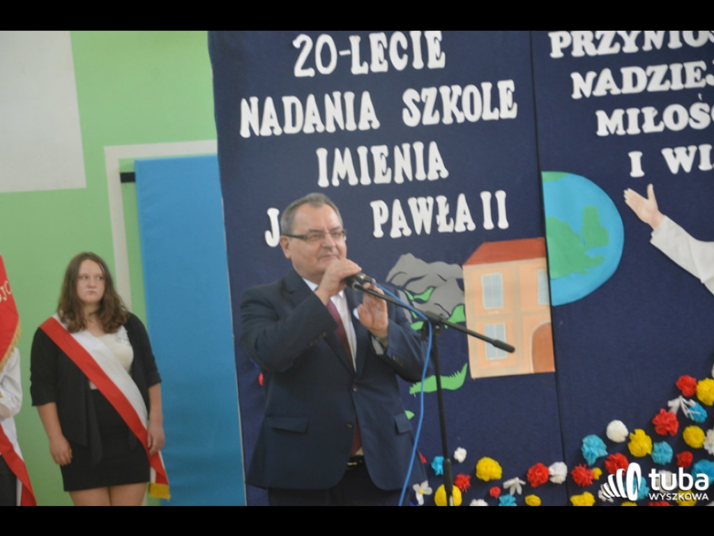 Dumni ze swego patrona. Szkoła Podstawowa w Leszczydole-Nowinach od 20 lat z Janem Pawłem II