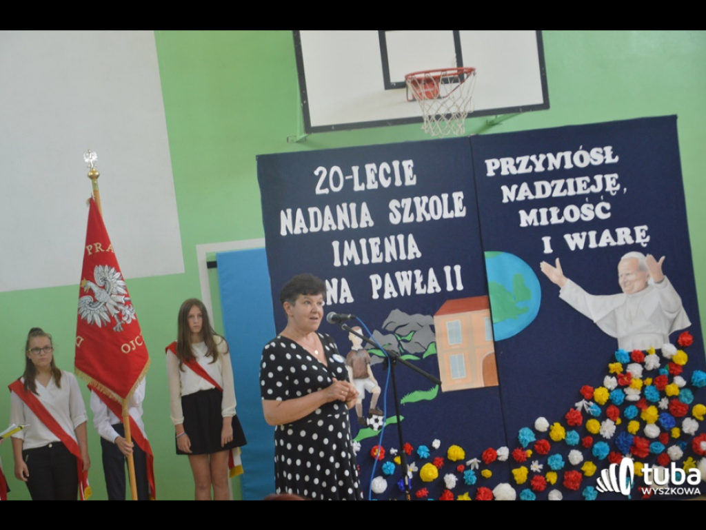 Dumni ze swego patrona. Szkoła Podstawowa w Leszczydole-Nowinach od 20 lat z Janem Pawłem II