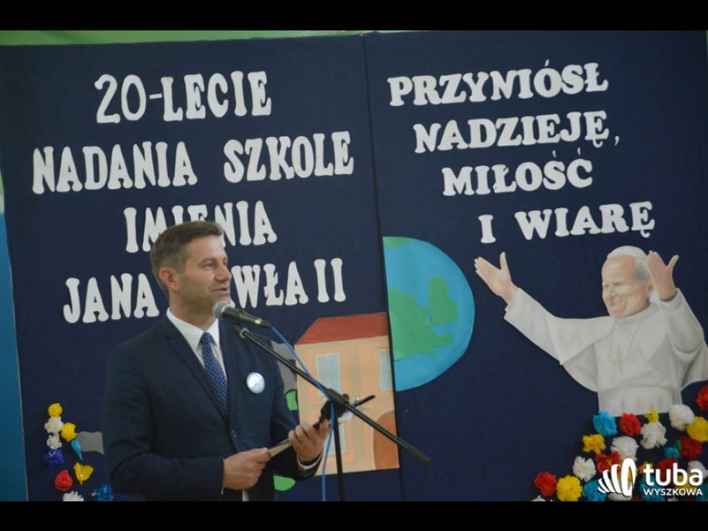 Dumni ze swego patrona. Szkoła Podstawowa w Leszczydole-Nowinach od 20 lat z Janem Pawłem II