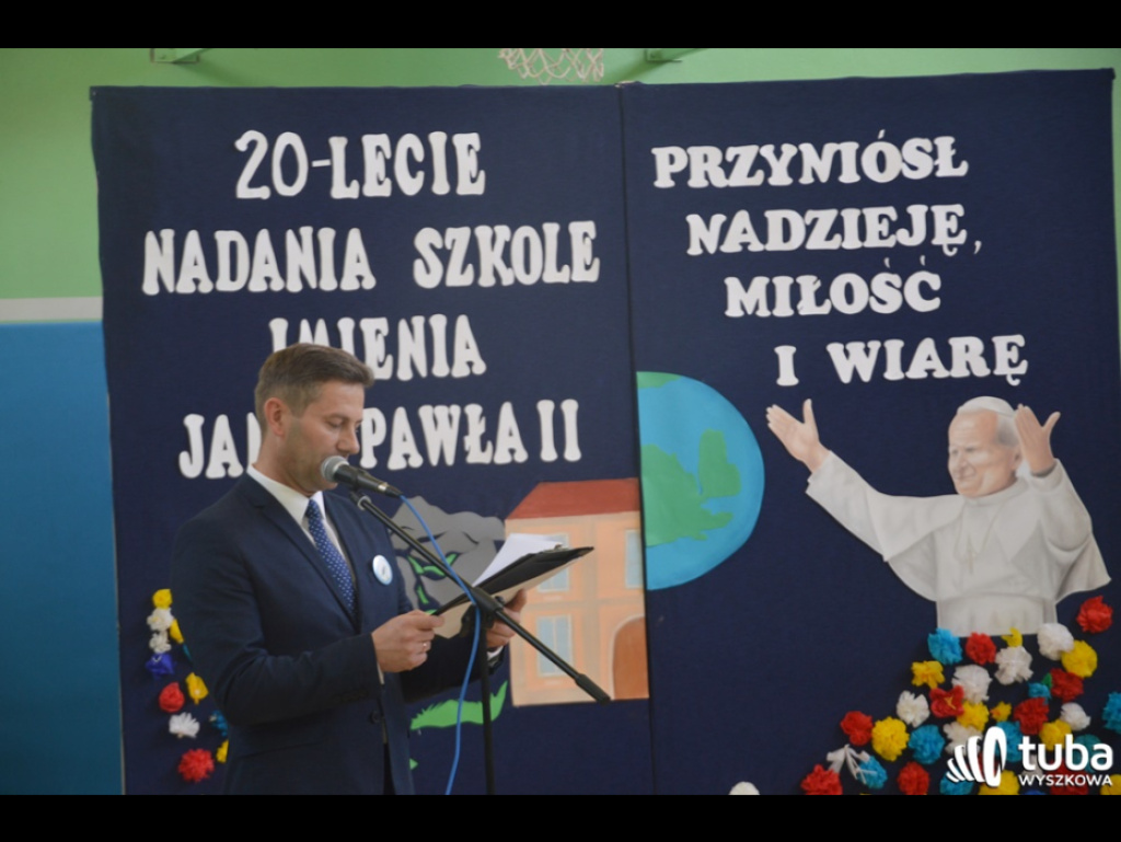 Dumni ze swego patrona. Szkoła Podstawowa w Leszczydole-Nowinach od 20 lat z Janem Pawłem II