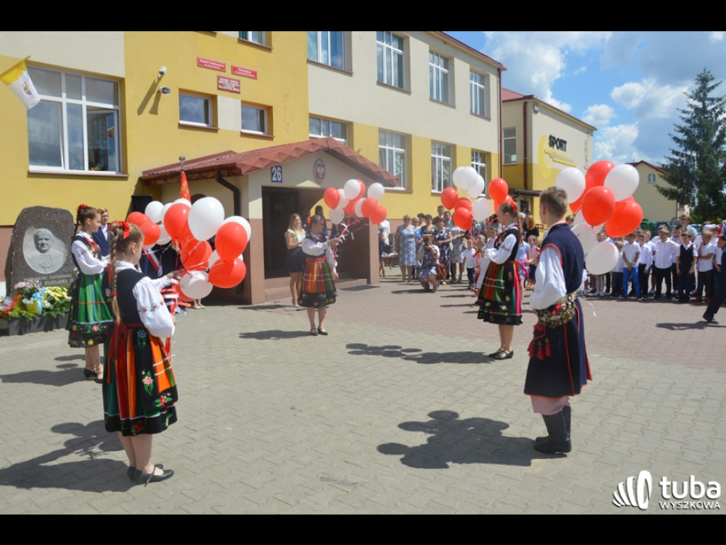 Dumni ze swego patrona. Szkoła Podstawowa w Leszczydole-Nowinach od 20 lat z Janem Pawłem II