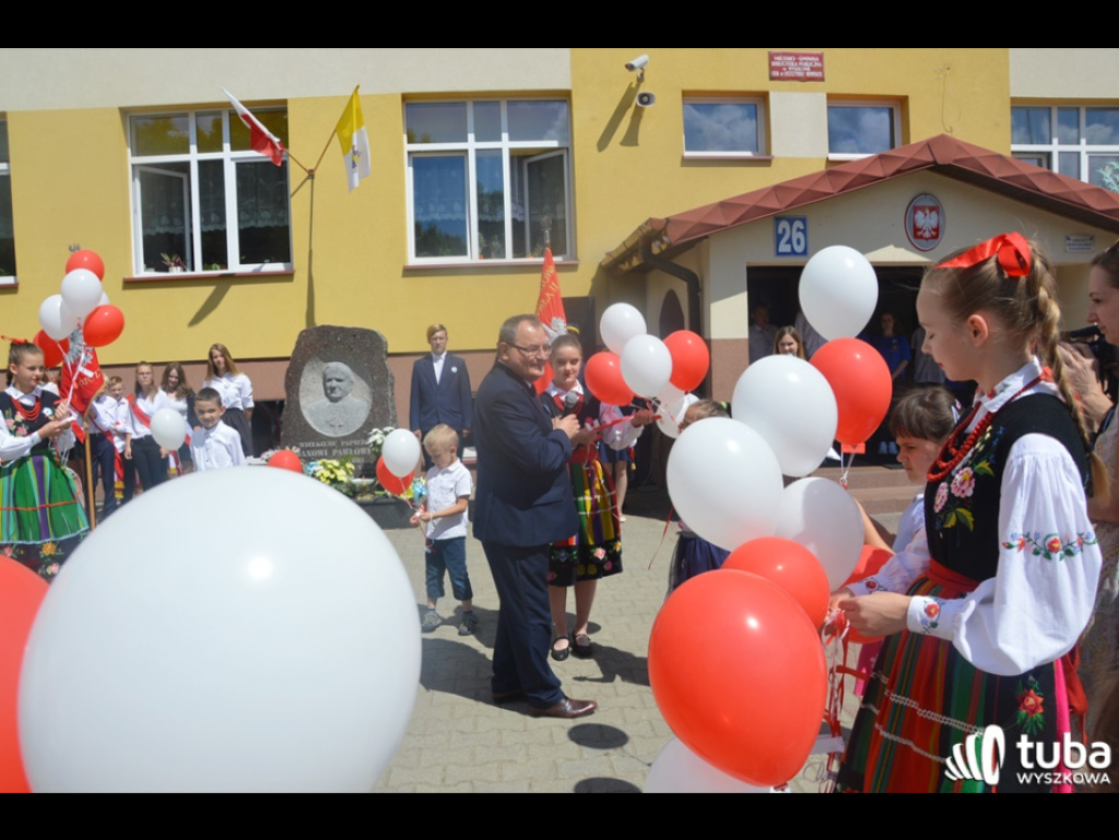 Dumni ze swego patrona. Szkoła Podstawowa w Leszczydole-Nowinach od 20 lat z Janem Pawłem II