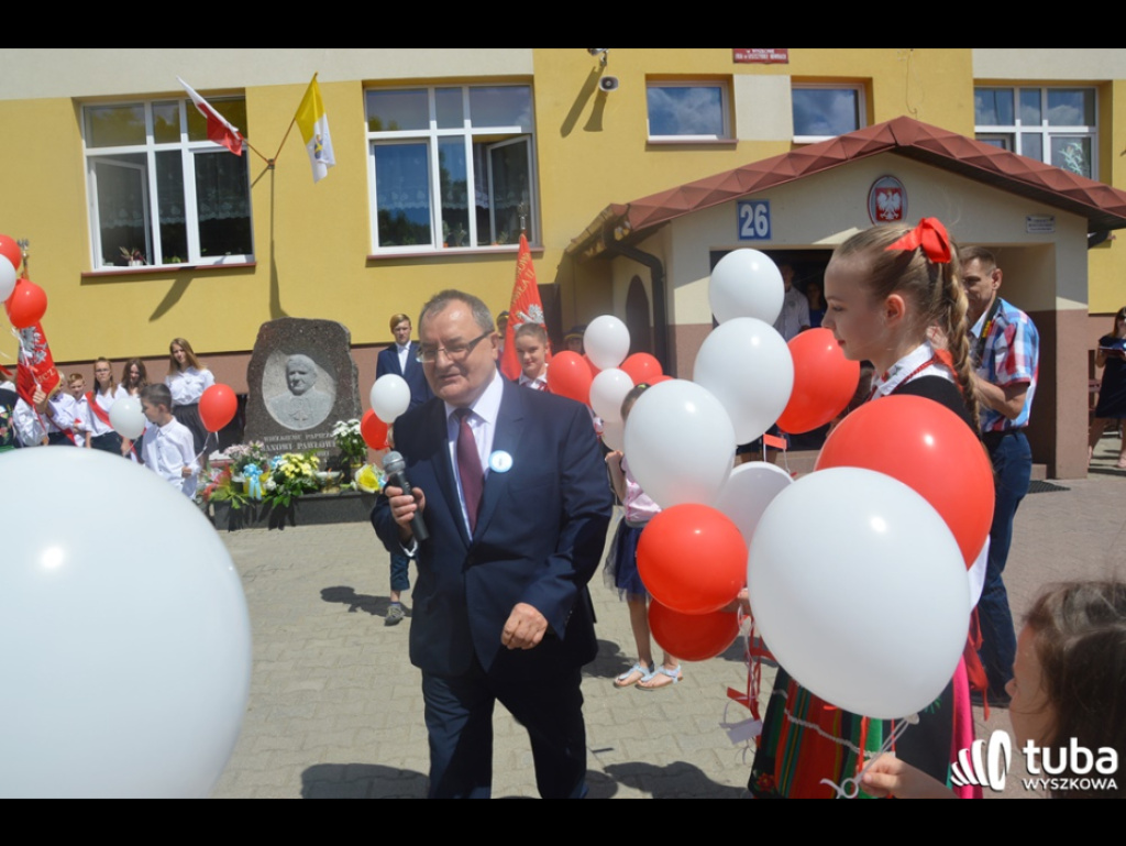 Dumni ze swego patrona. Szkoła Podstawowa w Leszczydole-Nowinach od 20 lat z Janem Pawłem II