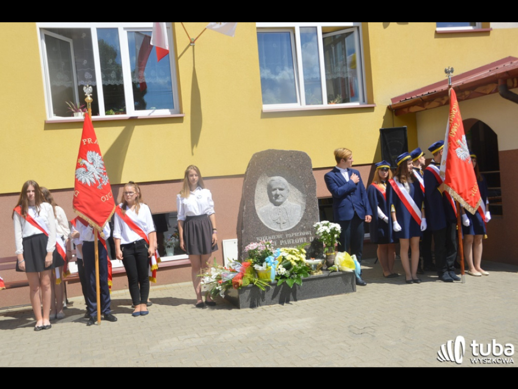 Dumni ze swego patrona. Szkoła Podstawowa w Leszczydole-Nowinach od 20 lat z Janem Pawłem II