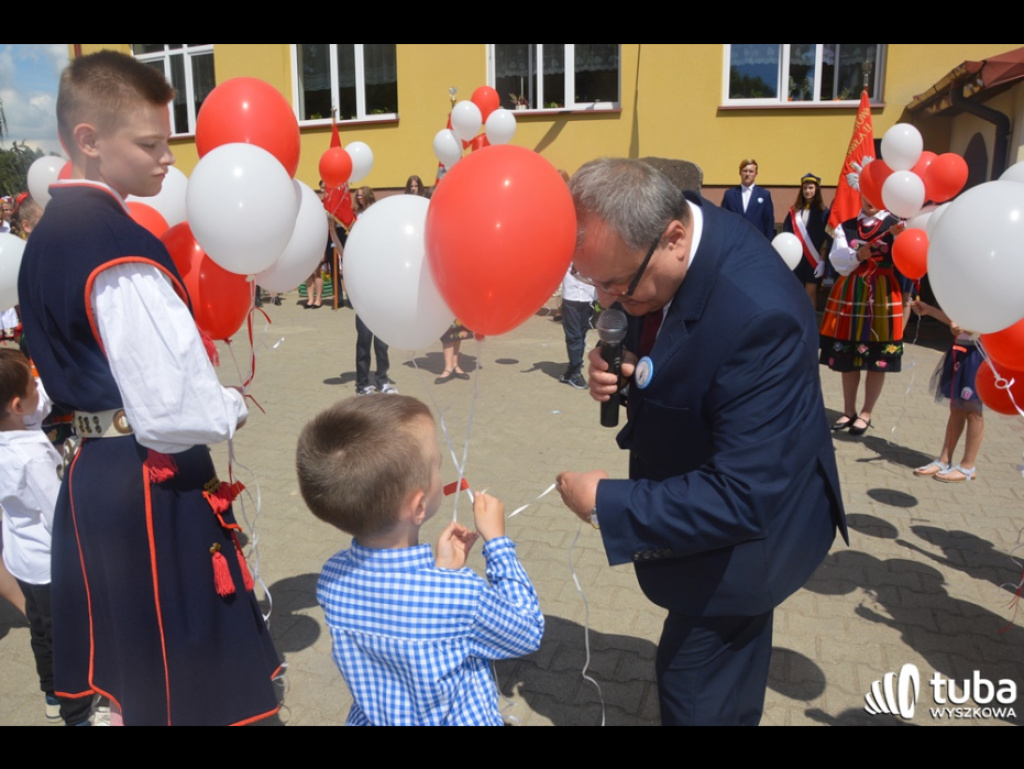 Dumni ze swego patrona. Szkoła Podstawowa w Leszczydole-Nowinach od 20 lat z Janem Pawłem II