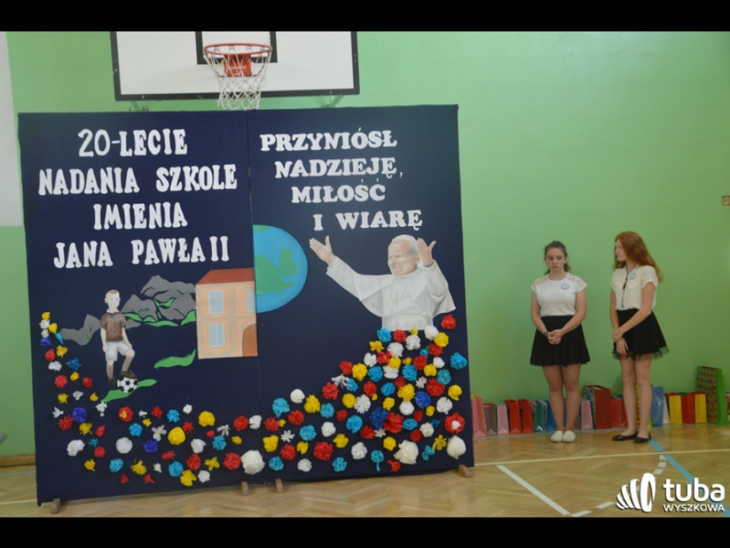 Dumni ze swego patrona. Szkoła Podstawowa w Leszczydole-Nowinach od 20 lat z Janem Pawłem II
