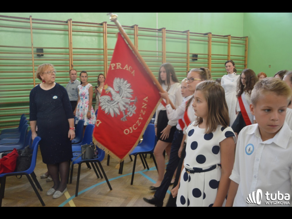 Dumni ze swego patrona. Szkoła Podstawowa w Leszczydole-Nowinach od 20 lat z Janem Pawłem II
