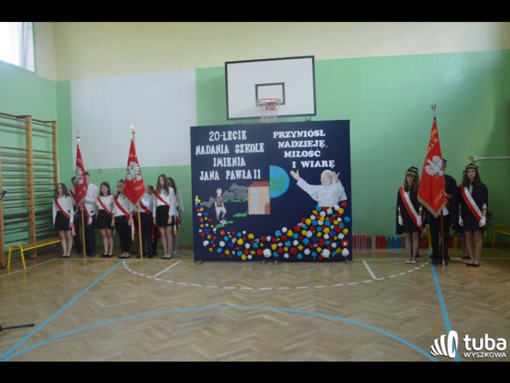 Dumni ze swego patrona. Szkoła Podstawowa w Leszczydole-Nowinach od 20 lat z Janem Pawłem II