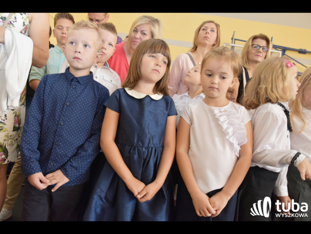 Zabrzmiał pierwszy dzwonek.  Dzieci i młodzież rozpoczęli rok szkolny 2018/ 2019