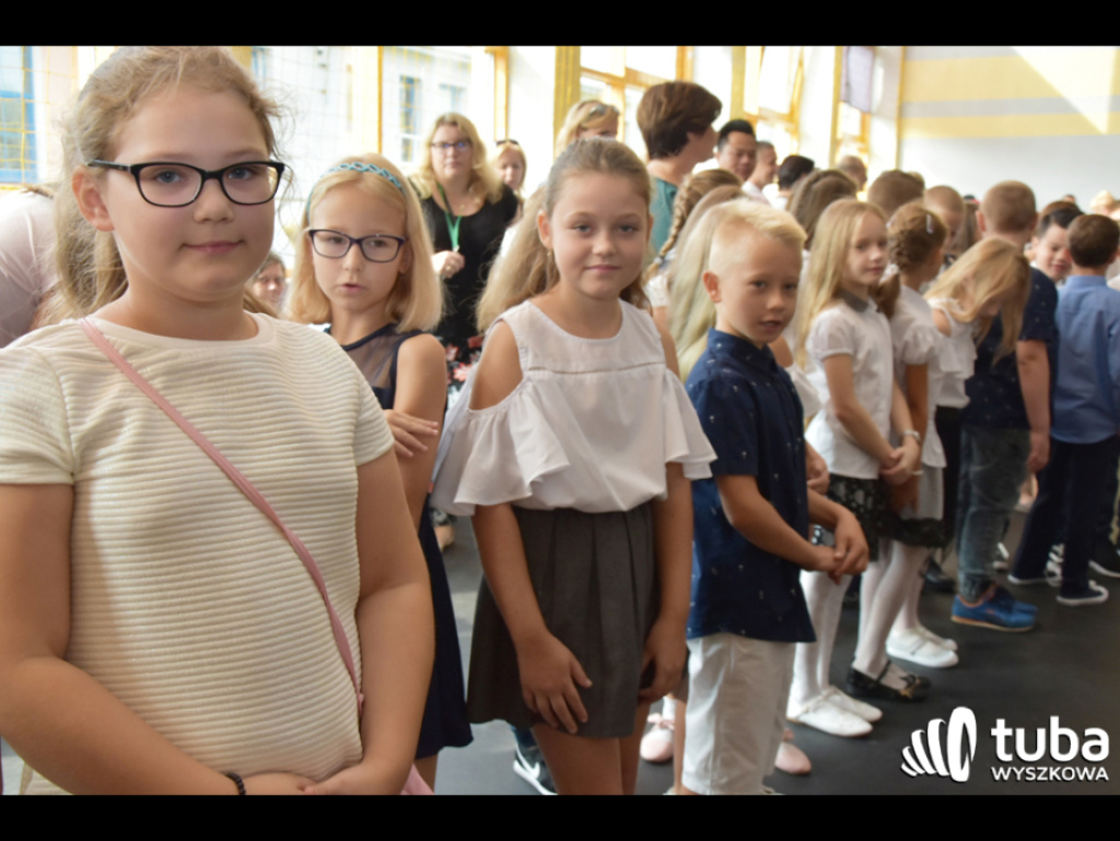Zabrzmiał pierwszy dzwonek.  Dzieci i młodzież rozpoczęli rok szkolny 2018/ 2019