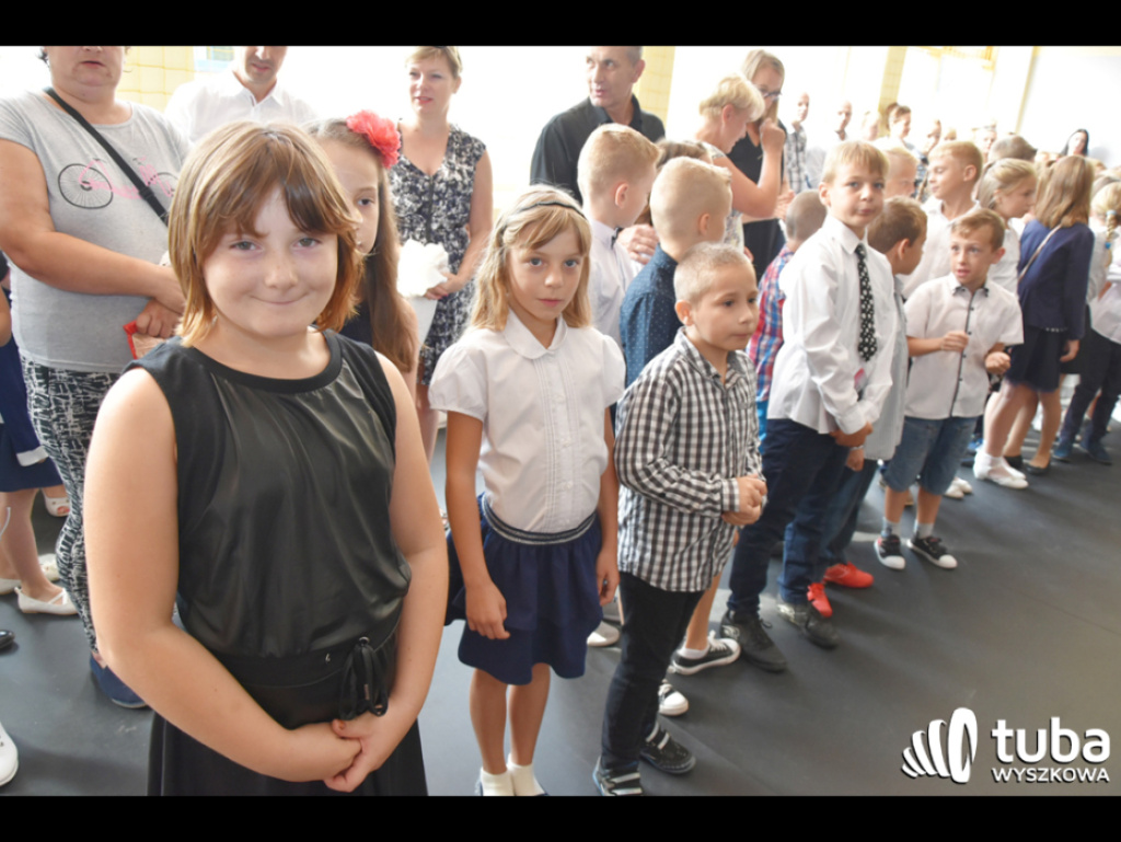 Zabrzmiał pierwszy dzwonek.  Dzieci i młodzież rozpoczęli rok szkolny 2018/ 2019