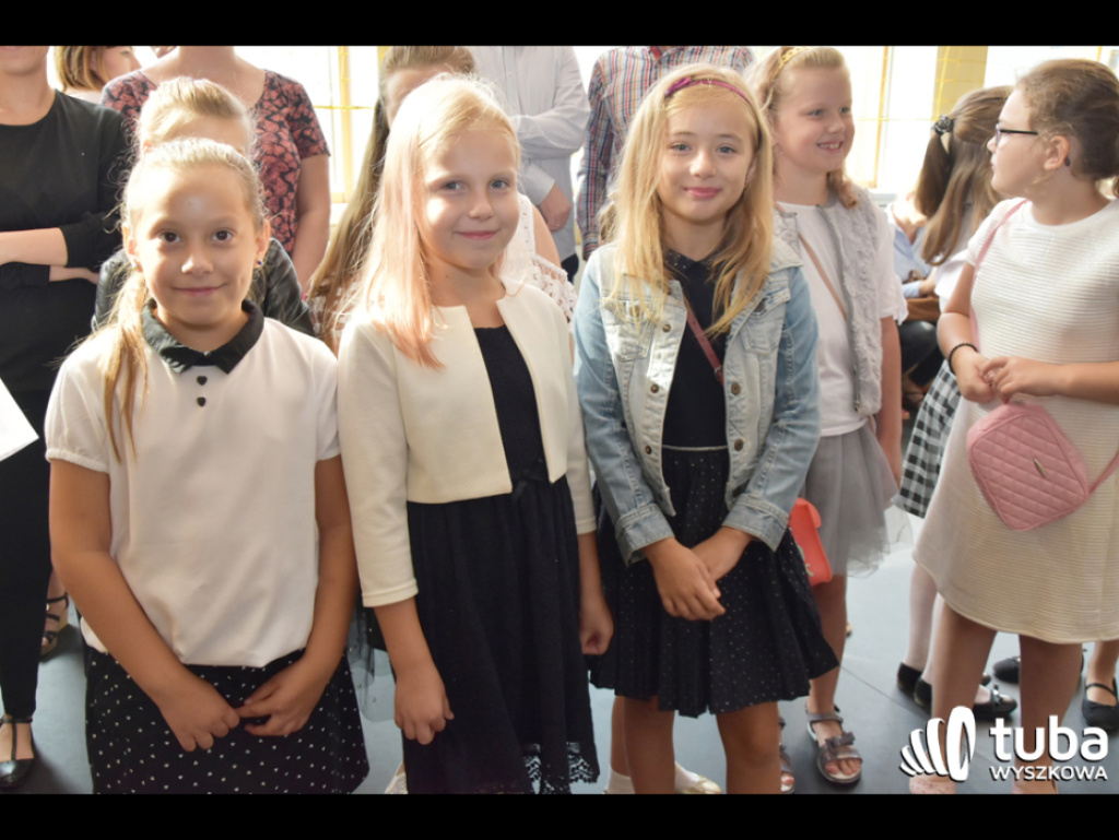 Zabrzmiał pierwszy dzwonek.  Dzieci i młodzież rozpoczęli rok szkolny 2018/ 2019