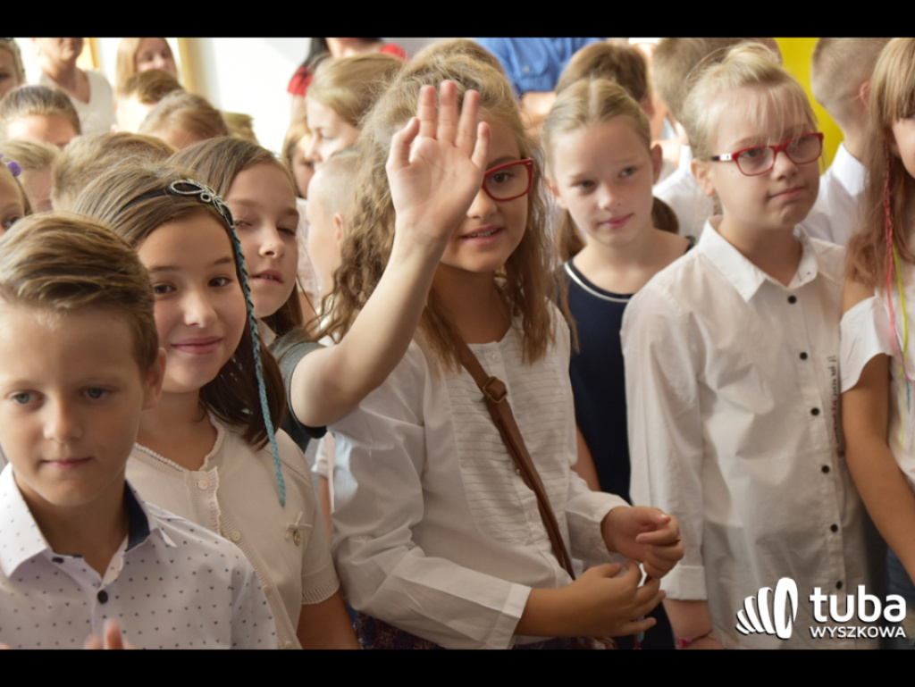 Zabrzmiał pierwszy dzwonek.  Dzieci i młodzież rozpoczęli rok szkolny 2018/ 2019