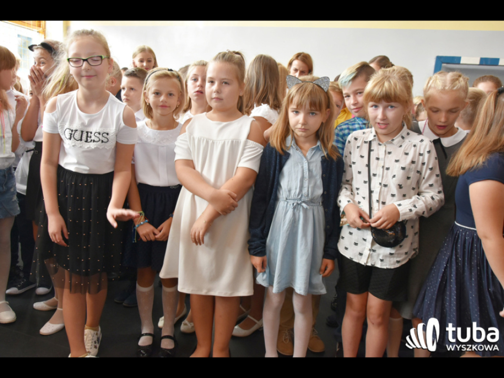 Zabrzmiał pierwszy dzwonek.  Dzieci i młodzież rozpoczęli rok szkolny 2018/ 2019