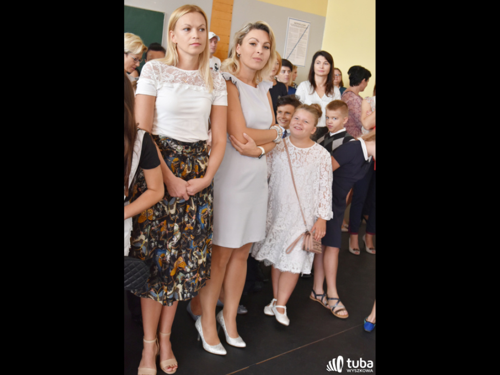 Zabrzmiał pierwszy dzwonek.  Dzieci i młodzież rozpoczęli rok szkolny 2018/ 2019