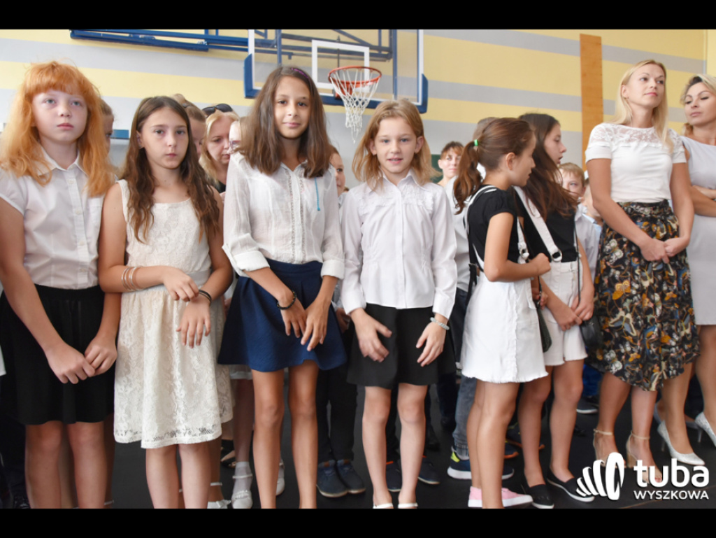 Zabrzmiał pierwszy dzwonek.  Dzieci i młodzież rozpoczęli rok szkolny 2018/ 2019