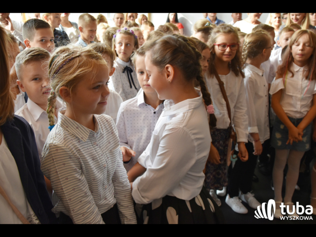 Zabrzmiał pierwszy dzwonek.  Dzieci i młodzież rozpoczęli rok szkolny 2018/ 2019