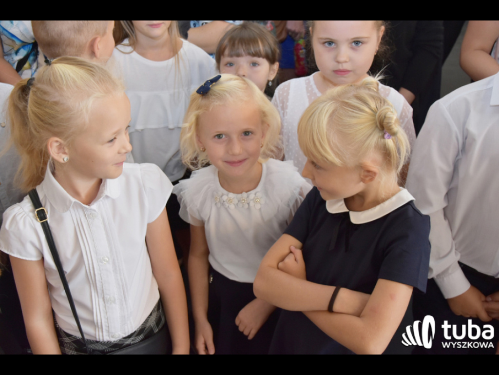 Zabrzmiał pierwszy dzwonek.  Dzieci i młodzież rozpoczęli rok szkolny 2018/ 2019
