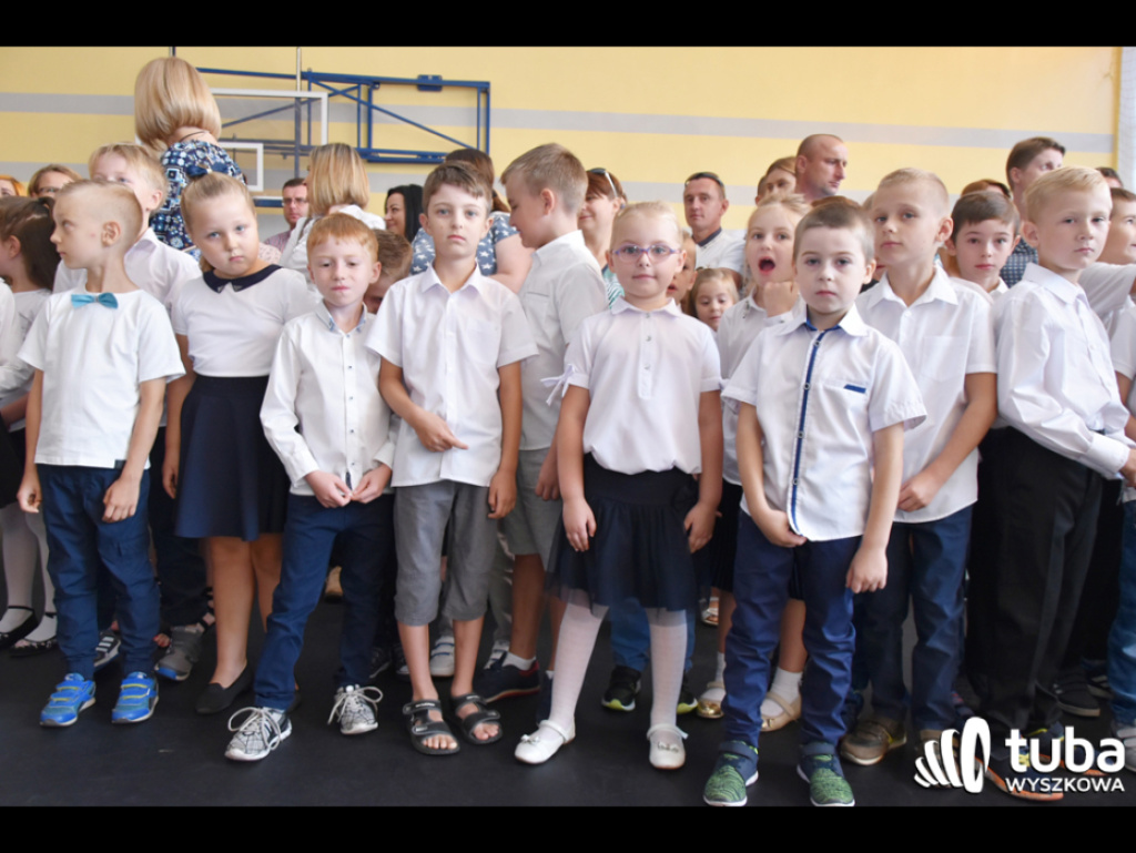 Zabrzmiał pierwszy dzwonek.  Dzieci i młodzież rozpoczęli rok szkolny 2018/ 2019