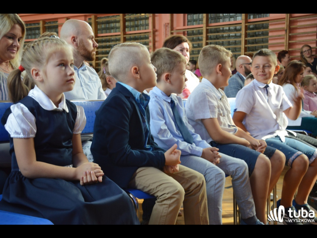 Zabrzmiał pierwszy dzwonek.  Dzieci i młodzież rozpoczęli rok szkolny 2018/ 2019