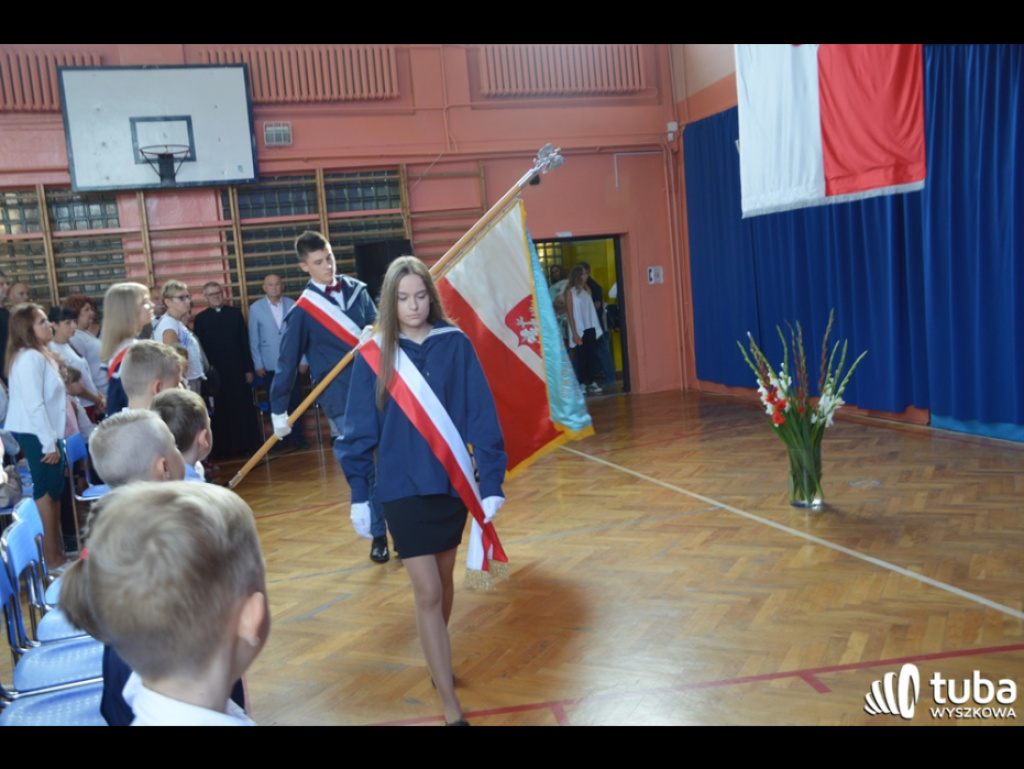 Zabrzmiał pierwszy dzwonek.  Dzieci i młodzież rozpoczęli rok szkolny 2018/ 2019