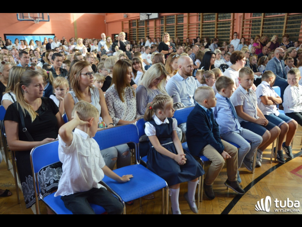 Zabrzmiał pierwszy dzwonek.  Dzieci i młodzież rozpoczęli rok szkolny 2018/ 2019