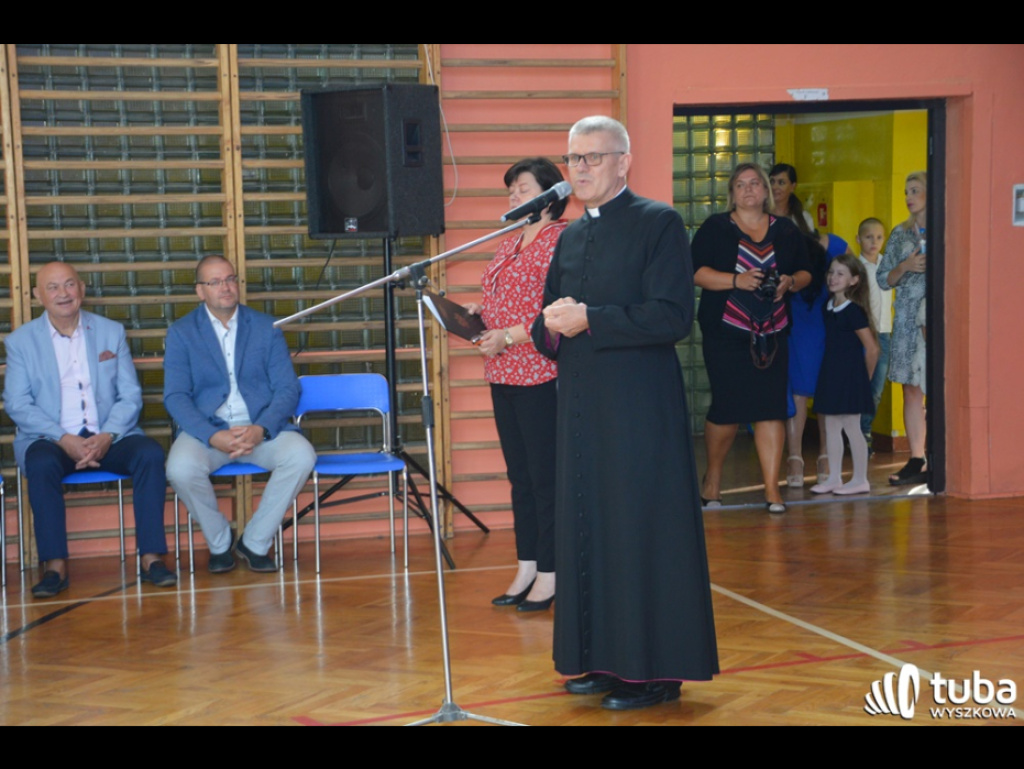 Zabrzmiał pierwszy dzwonek.  Dzieci i młodzież rozpoczęli rok szkolny 2018/ 2019
