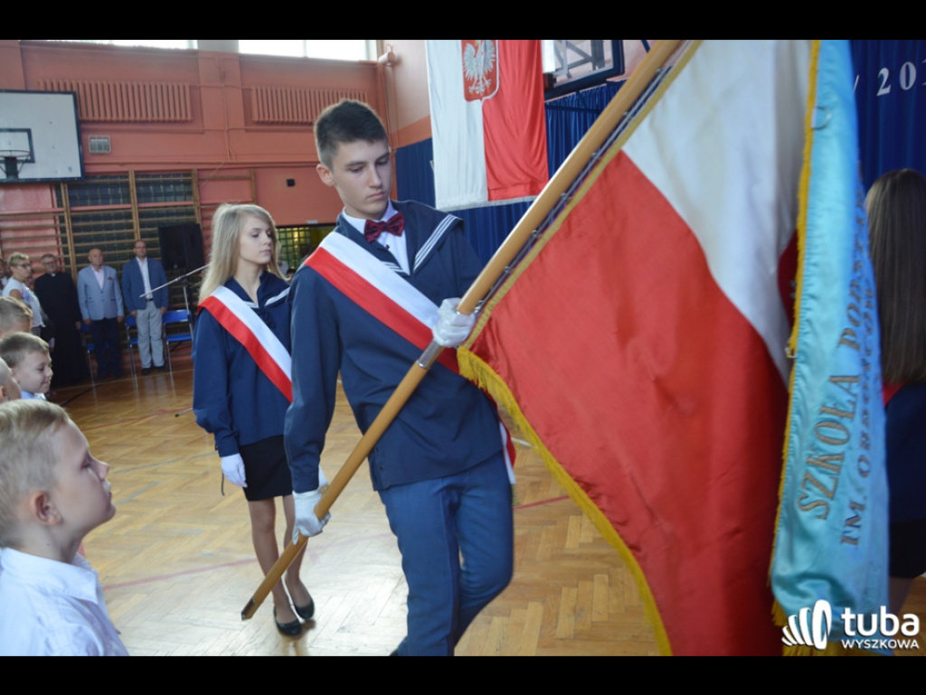 Zabrzmiał pierwszy dzwonek.  Dzieci i młodzież rozpoczęli rok szkolny 2018/ 2019