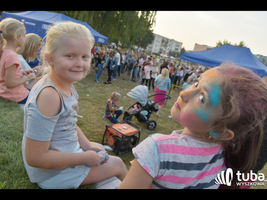 Holi party, czyli kolorowe powitanie szkoły w Wyszkowie (zdjęcia, video)