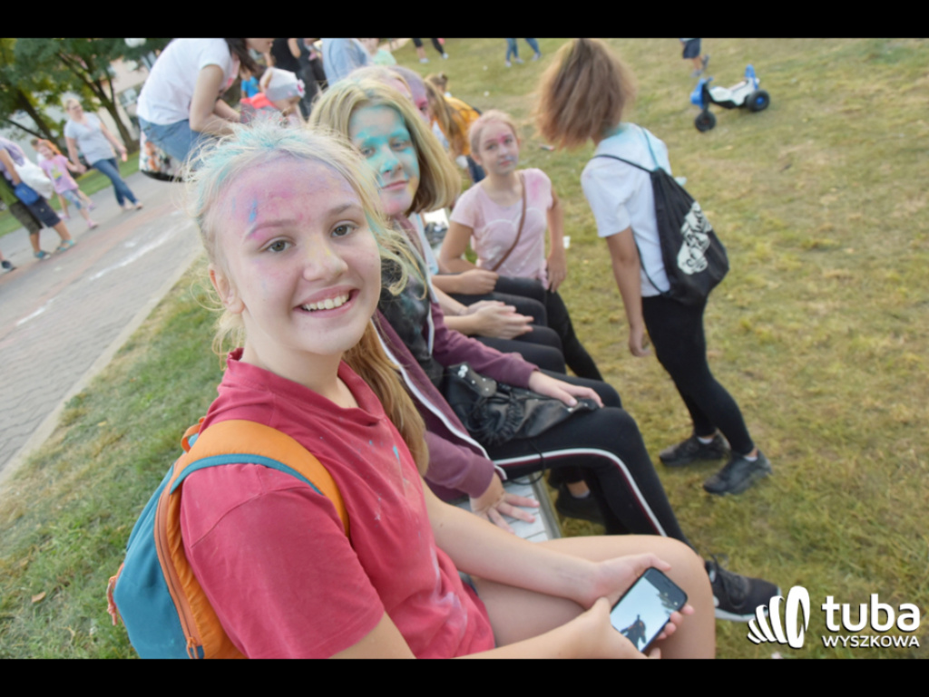 Holi party, czyli kolorowe powitanie szkoły w Wyszkowie (zdjęcia, video)