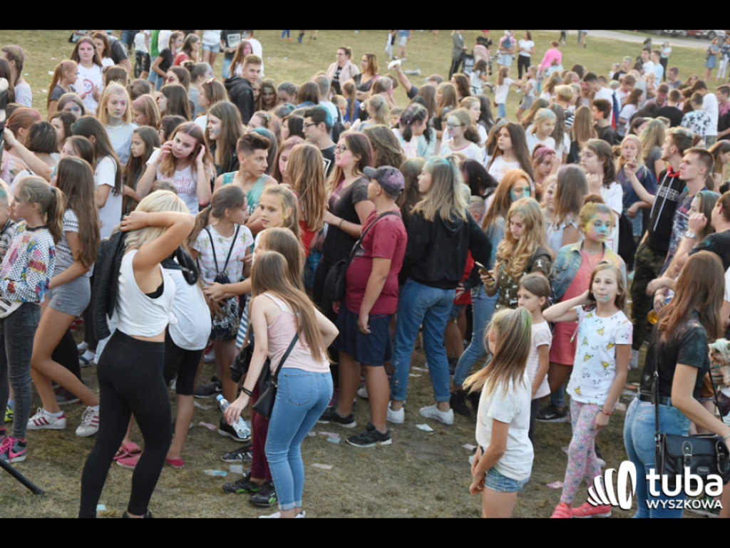 Holi party, czyli kolorowe powitanie szkoły w Wyszkowie (zdjęcia, video)
