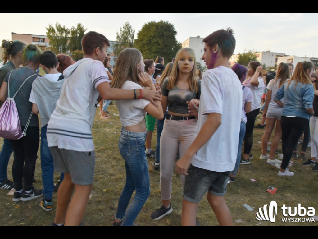 Holi party, czyli kolorowe powitanie szkoły w Wyszkowie (zdjęcia, video)