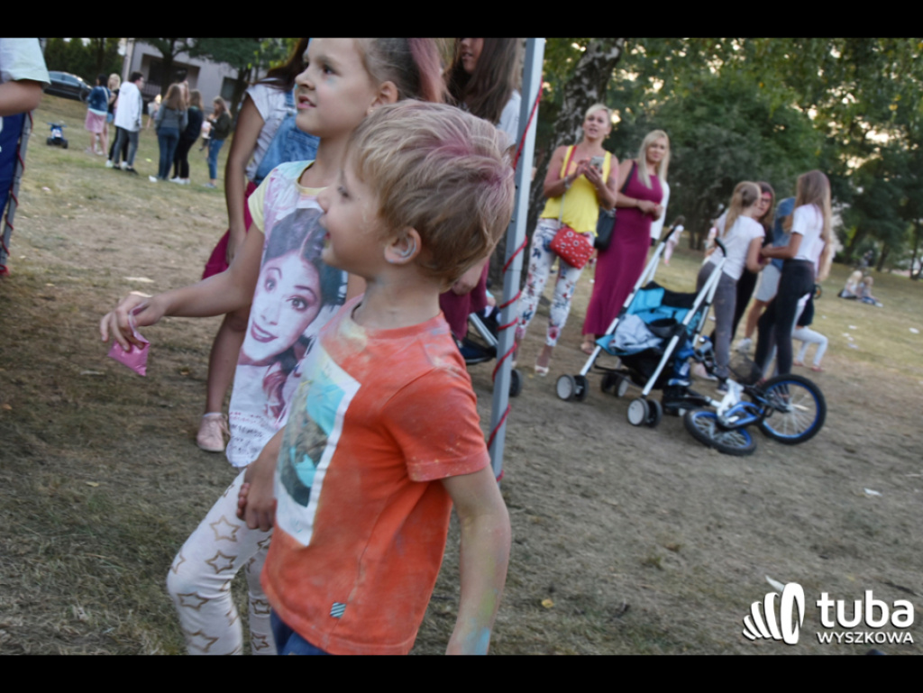 Holi party, czyli kolorowe powitanie szkoły w Wyszkowie (zdjęcia, video)