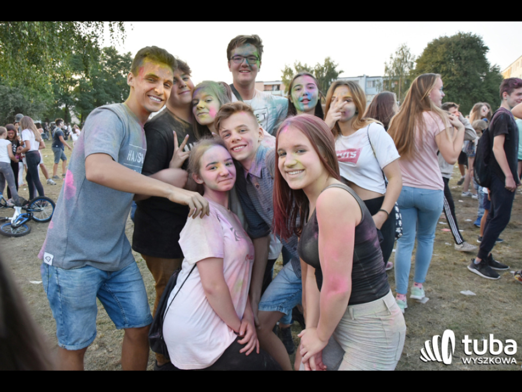 Holi party, czyli kolorowe powitanie szkoły w Wyszkowie (zdjęcia, video)