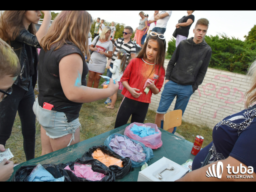 Holi party, czyli kolorowe powitanie szkoły w Wyszkowie (zdjęcia, video)
