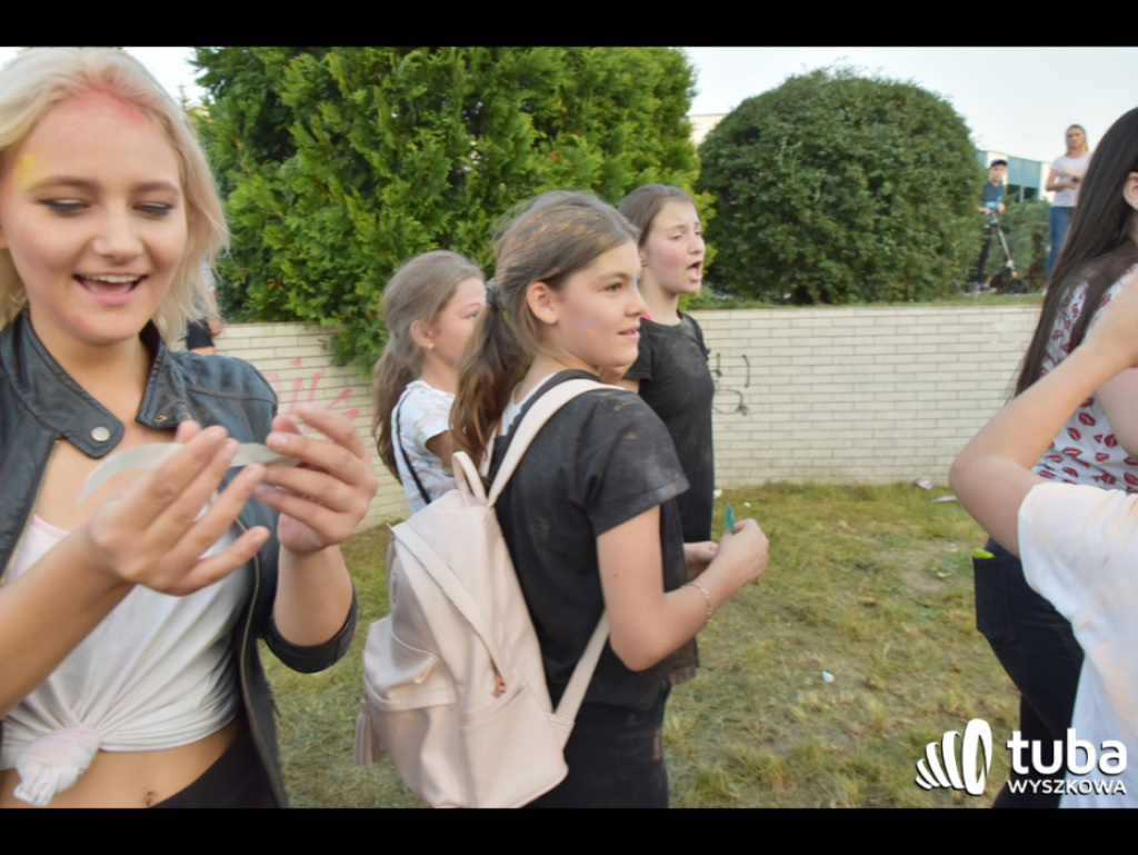 Holi party, czyli kolorowe powitanie szkoły w Wyszkowie (zdjęcia, video)