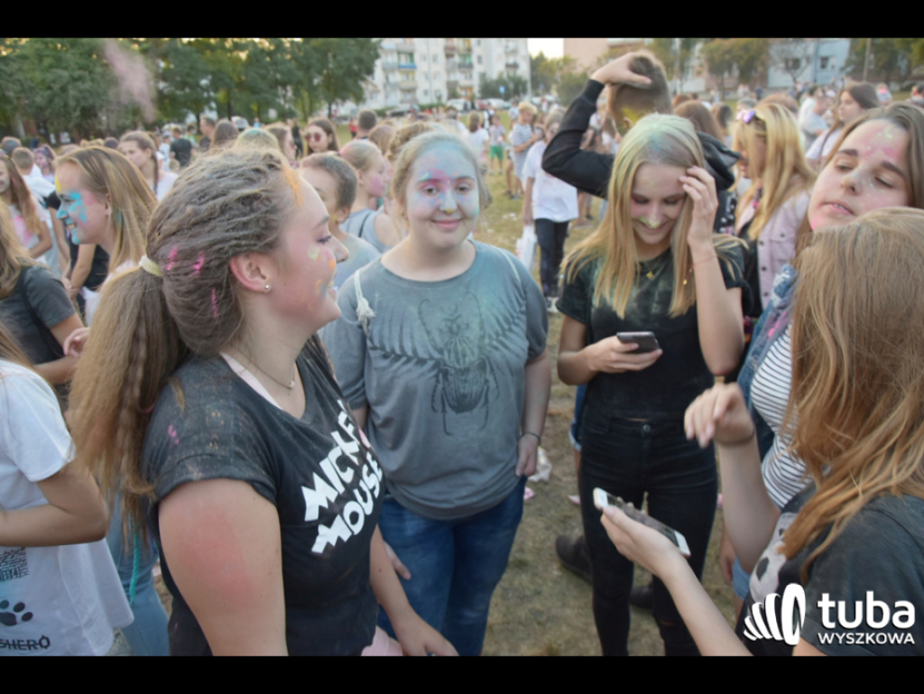 Holi party, czyli kolorowe powitanie szkoły w Wyszkowie (zdjęcia, video)