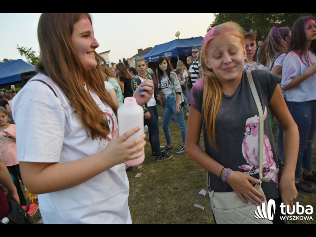 Holi party, czyli kolorowe powitanie szkoły w Wyszkowie (zdjęcia, video)