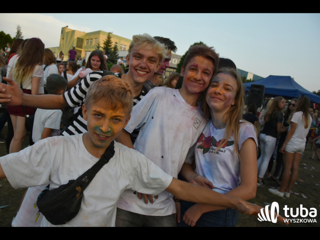 Holi party, czyli kolorowe powitanie szkoły w Wyszkowie (zdjęcia, video)