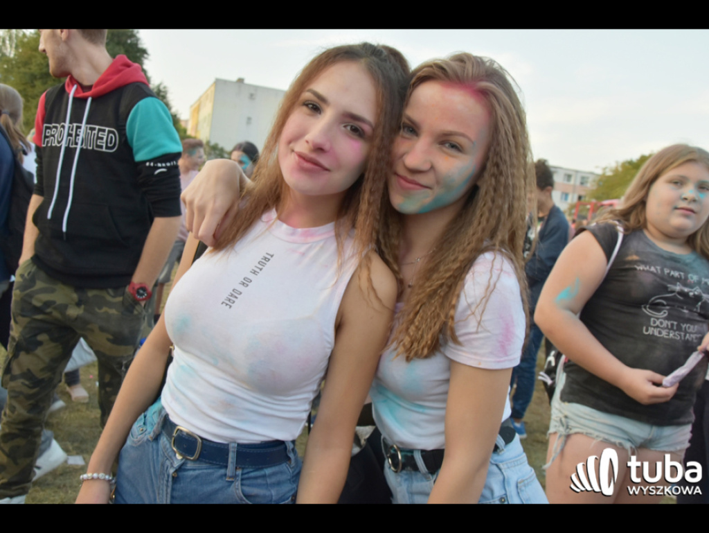 Holi party, czyli kolorowe powitanie szkoły w Wyszkowie (zdjęcia, video)