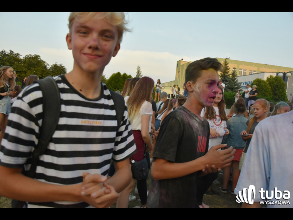 Holi party, czyli kolorowe powitanie szkoły w Wyszkowie (zdjęcia, video)