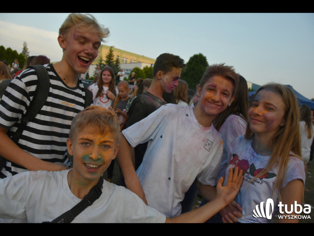 Holi party, czyli kolorowe powitanie szkoły w Wyszkowie (zdjęcia, video)